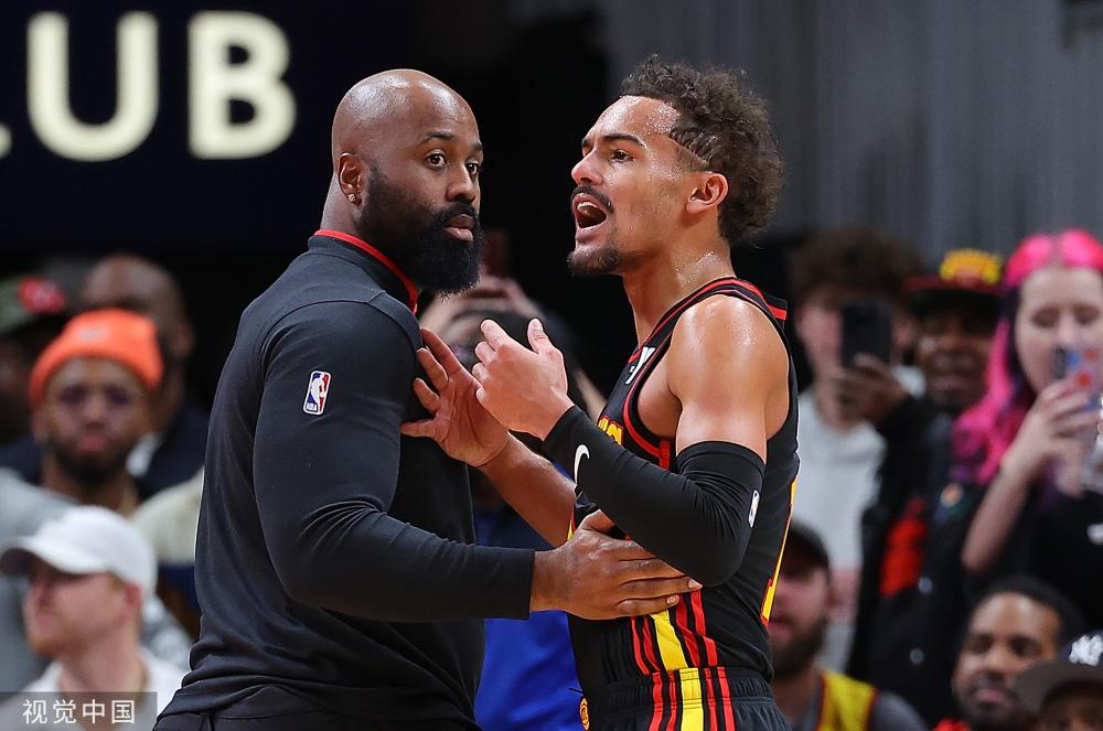 球迷举喇叭 球迷举喇叭